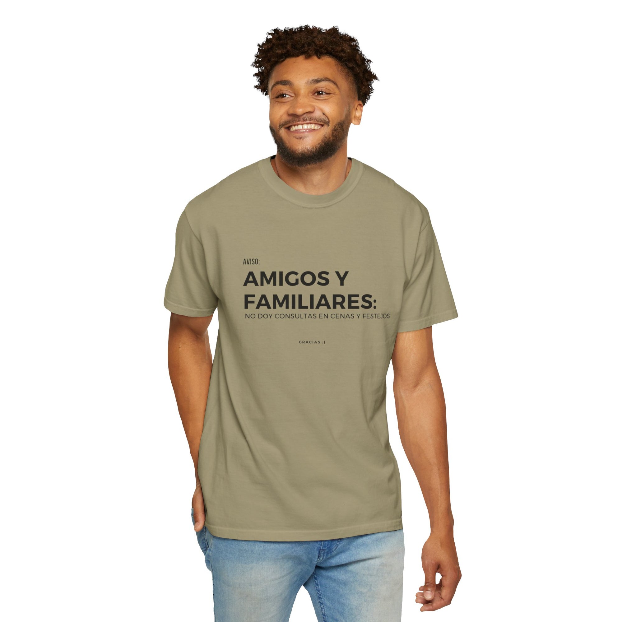 “Amigos y familiares: no doy consulta en festivos” – Polera Unisex